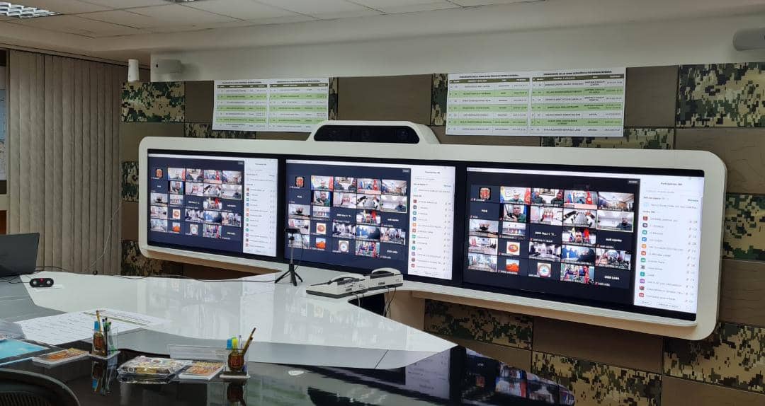 PrensaFANB's tweet photo. 🖥️ #ÚltimaHora || En sistema teleconferencia, el GJ @Vladimirpadrino y GJ @dhernandezlarez establecen contacto con Alto Mando Militar y Cmdtes del Sistema Defensivo Territorial, afinando estrategias en las labores de las Bricomiles. Que brillen los espacios de la Patria !!! https://t.co/5YLJRIdeAn