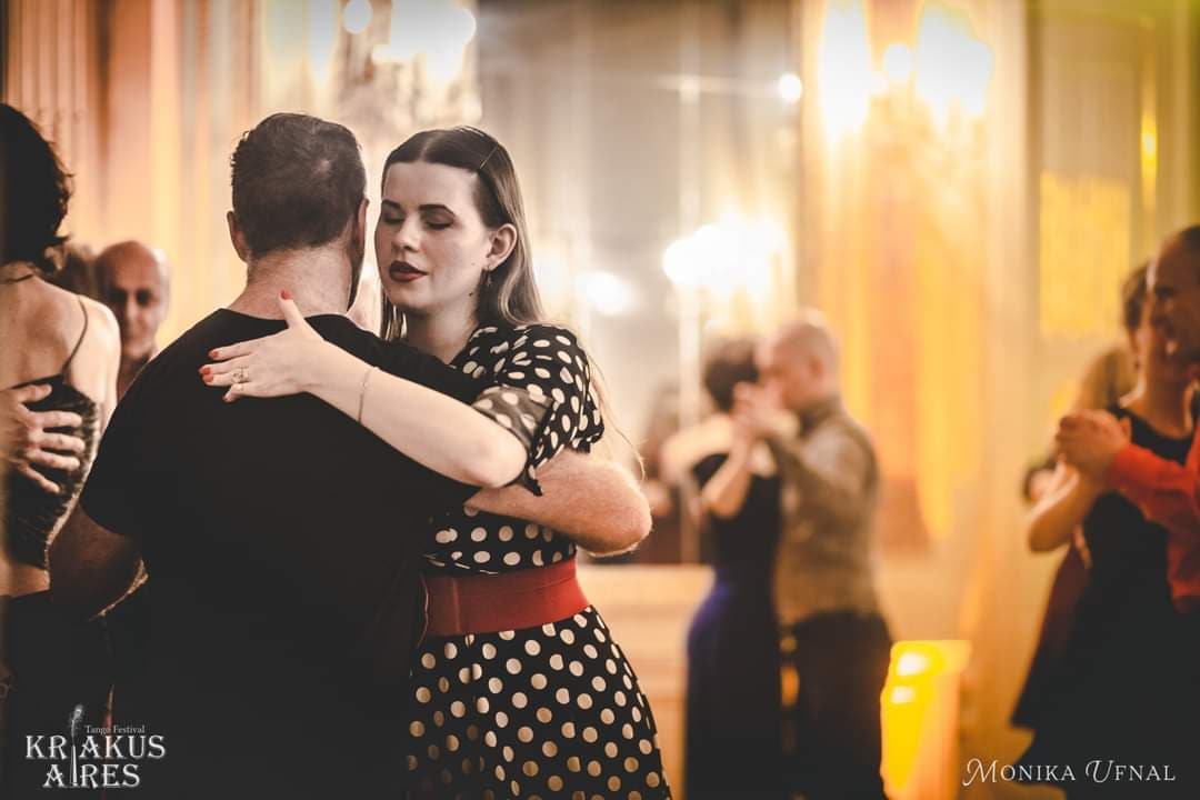 AgataNielsen's tweet image. How would it feel to be able to dance and not be judged by yourself or anyone else?
📸 Monika Ufnal from Krakus Aires Tango Festival
.
#tango #tangodancer #dancer #argentiniantango #embrace #dancing #redlips #polkadot #dance #milonga #socialdance