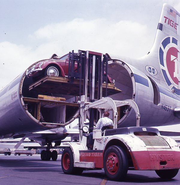 ELTCustomerSrvc's tweet photo. A Hyster forklift is skillfully used to lift a Volkswagen Beetle into a Flying Tiger aircraft.

 #tbt #ThrowbackThursday #EasternLiftThrowbackThursday #HysterForklift #VW #1960s https://t.co/5Vg3fMyFOP