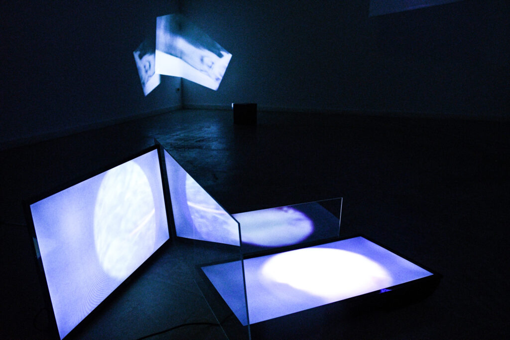 Na izložbi "Mislim da se sjećam / I think I remember" u KIC-ovoj Galeriji na katu, Sanja Bistričić koristi i sliku i zvuk u formi dnevničkog zapisa kako bi dobila najbolju prezentaciju onoga što sjećanje ili naš doživljaj sjećanja jest. >>> bit.ly/3R9g2oF