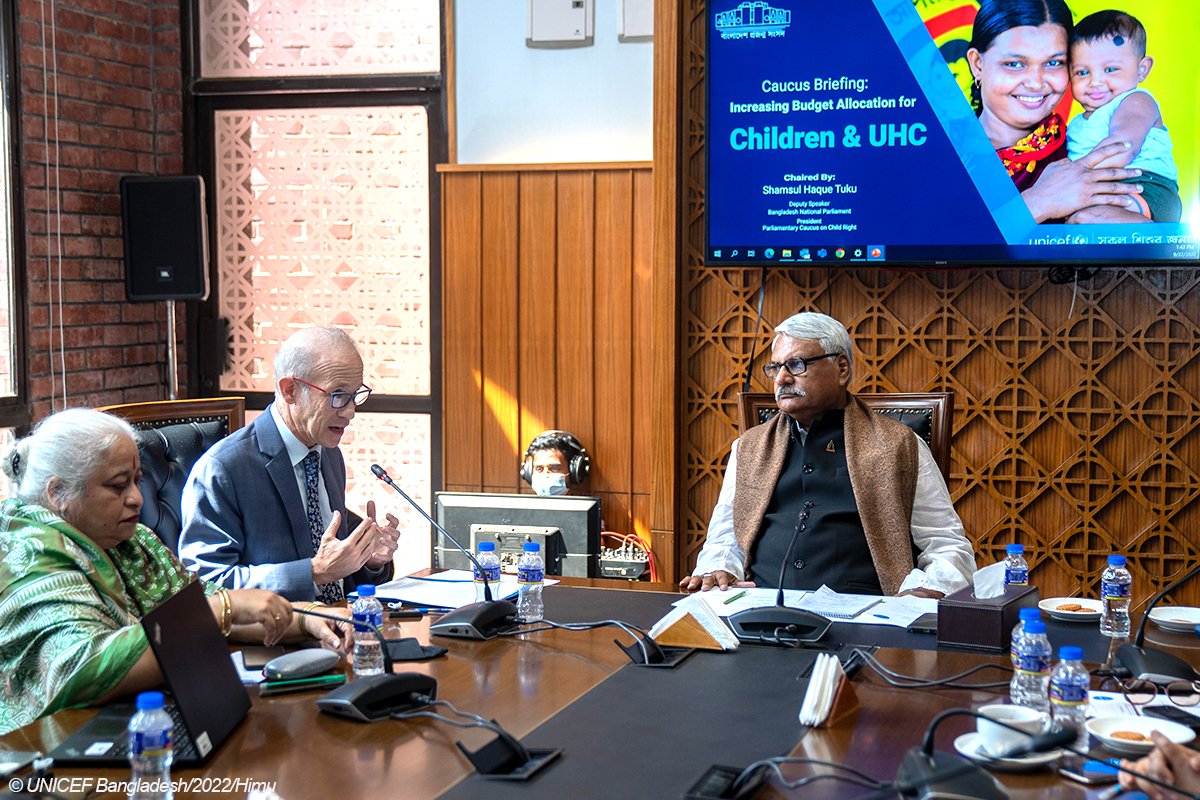 UNICEFBD's tweet photo. Today child parliamentarians joined UNICEF Representative to Bangladesh Mr. Sheldon Yett to talk about increasing investment in children and universal health care with the Parliamentary Caucus on Child Rights. 🙌 https://t.co/av6xpPYlGe