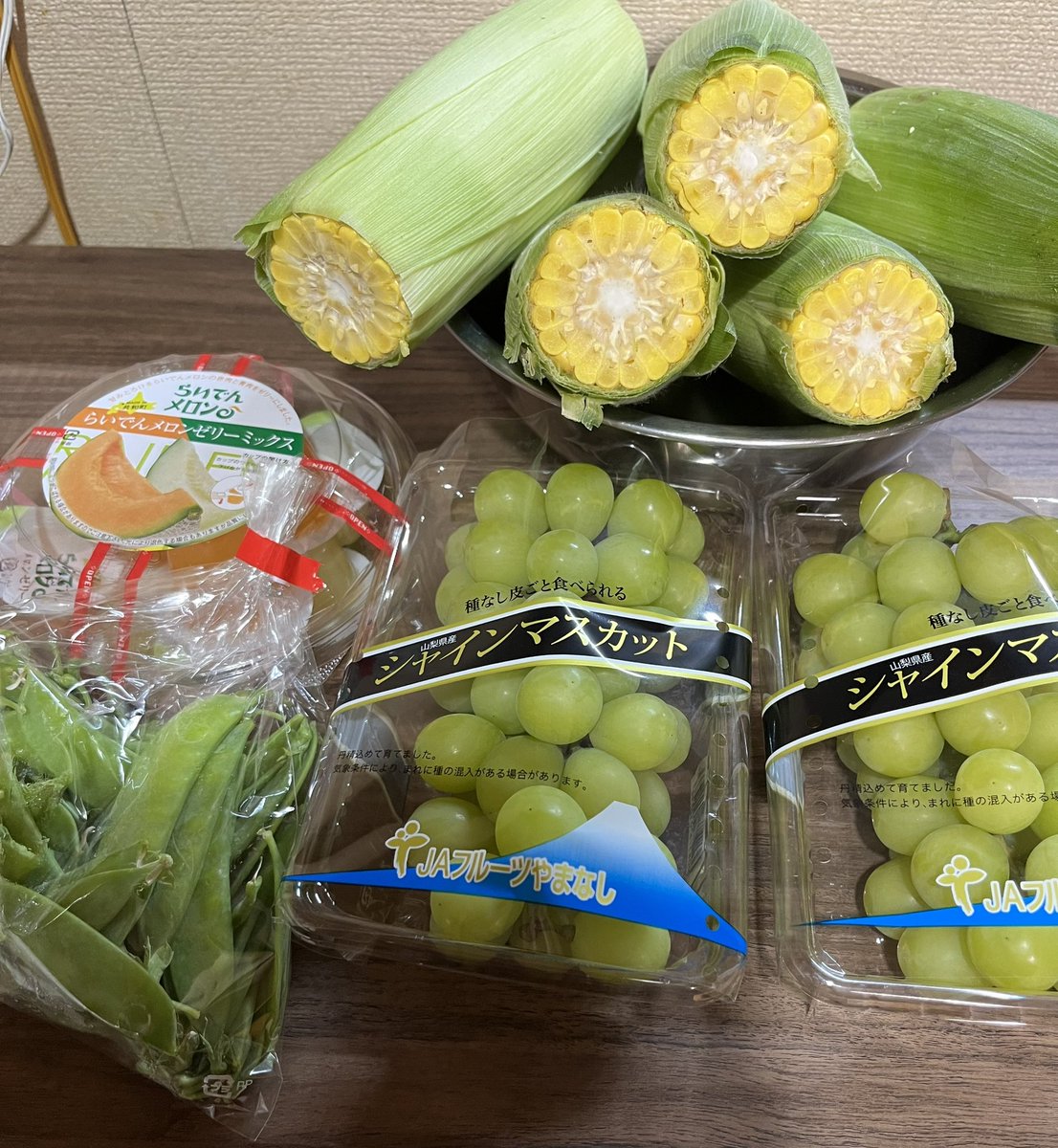 emem5296's tweet photo. 今日もお買い得品がいっぱい🤗美味しいものもいっぱい🤭シャインマスカット2パック買���ても全部で2000円ほど。お安い〜🥳
#本町むさしや本店 https://t.co/txmJTtlpYd