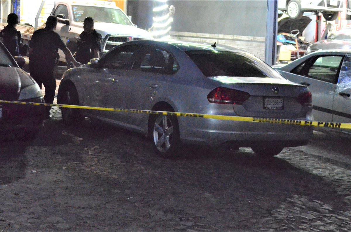noticiasdeqro's tweet photo. #DETENIDOS | ⚠🚔 Intensa movilización policial; detienen a tres | Tras un asalto y el robo, a punta de pistola, de dos vehículos, en notable movilización policial, tres personas fueron detenidas

https://t.co/tr2hZHirHb

#NOTICIASDEQUERETARO https://t.co/b4rMWmvUjB