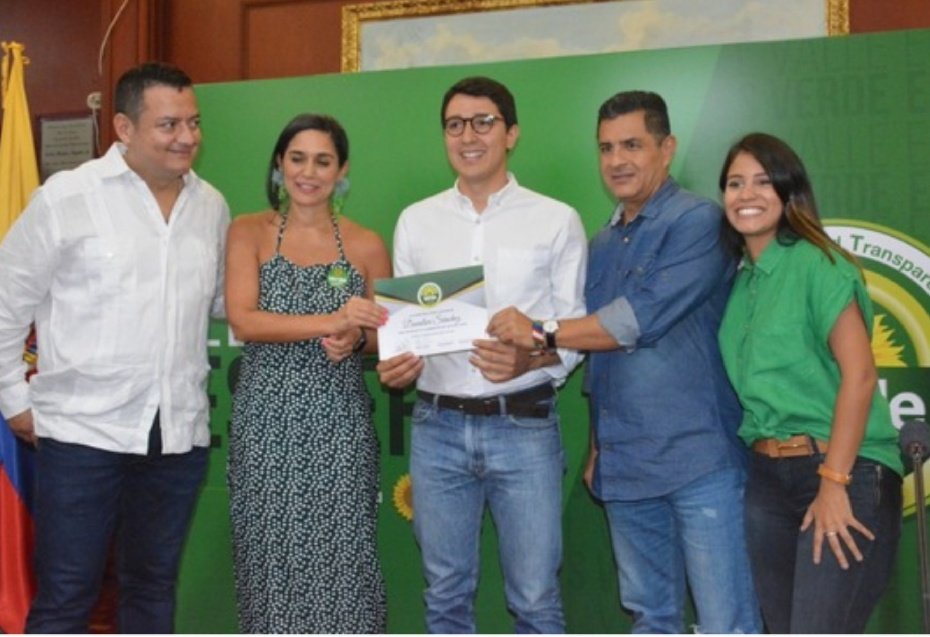 NOspinenACali's tweet photo. @GustavoBolivar @AlexLopezMaya Pero si ustedes eligieron a Jorge Ivan OSPINA por Dios ! Que nivel de descaro del @PactoCol @PartidoVerdeCoL Alexander Lopez tiene miembros de su SINDICATO sentados en Junta Directiva de #Emcali ! Hoy se muestran sorprendidos #Cali todos sabíamos que eran #Bacrin de #CORRUPCION https://t.co/DwOiqWCT4i