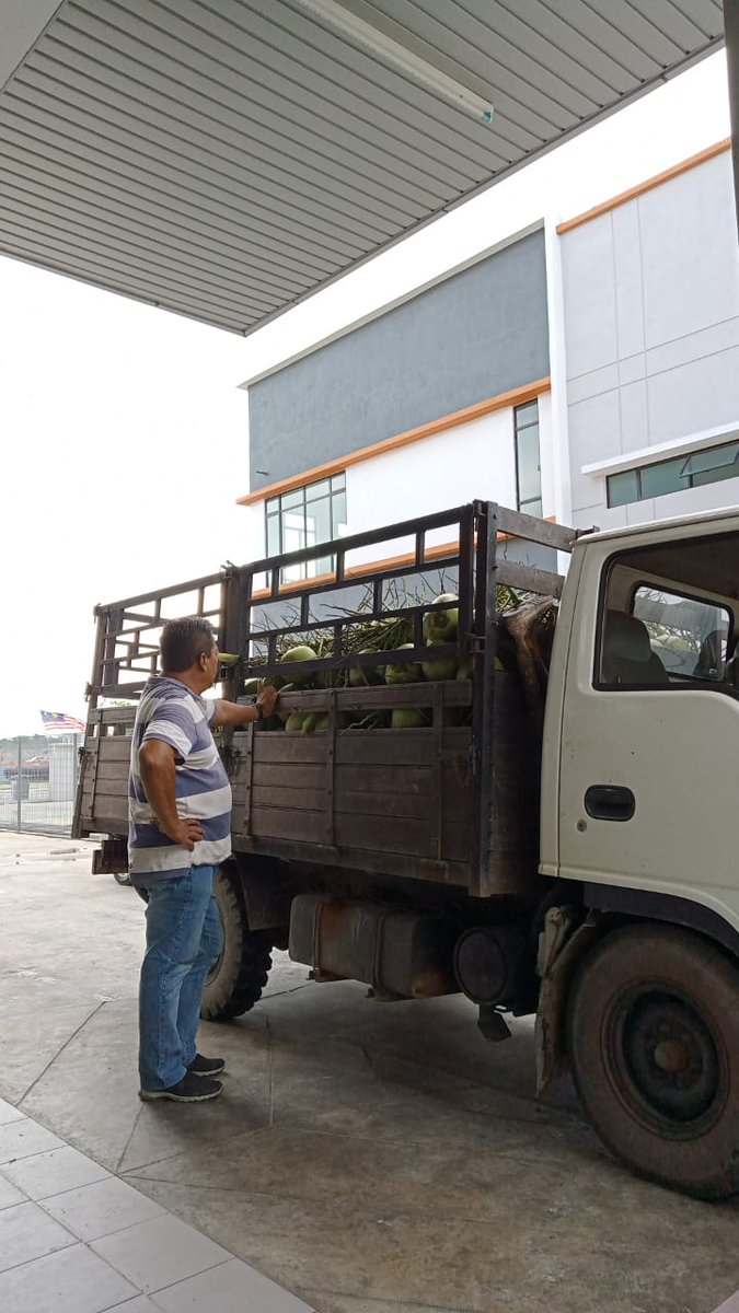 PPK_Kluang's tweet photo. 𝗞𝗘𝗟𝗔𝗣𝗔 𝗣𝗔𝗡𝗗𝗔𝗡 𝗗𝗔𝗥𝗜 𝗭𝗢𝗡 𝗣𝗘𝗡𝗚𝗘𝗟𝗨𝗔𝗥𝗔𝗡 𝗠𝗔𝗞𝗔𝗡𝗔𝗡 (𝗭𝗣𝗠) 𝗞𝗔𝗛𝗔𝗡𝗚

Penerimaan Kelapa Pandan daripada usahawan peladang di Zon Pengeluaran Makanan (ZPM) Kahang. Siap sedia untuk dipasarkan oleh Peladang Outlet Pertubuhan Peladang Kawasan Kluang. https://t.co/ohMt1Xxmlp