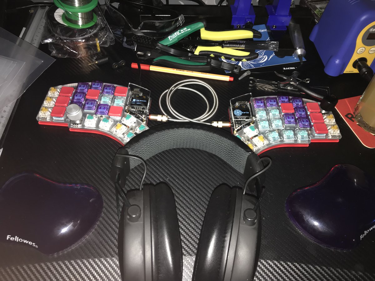hefnawi_'s tweet photo. At last! Assembled Kyria rev 1.4 split keyboard over a weekend, it was a nice build and feels good to get back to building stuff (and a messy desk =p) after a long break.
Thank you @splitkb for the kit, the guide and the lovely snack ;) https://t.co/swMyO4KvBv
