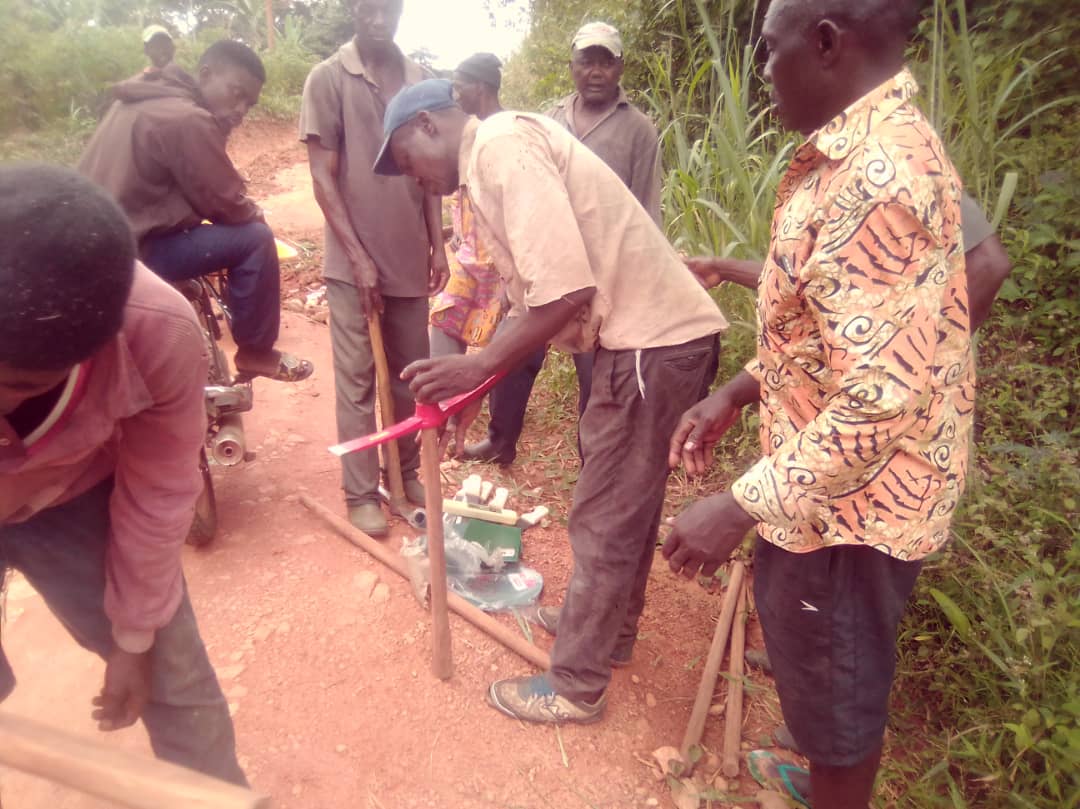 Les populations de Ntuiessong dans l'arrondissement d'Obala, ont transformés ma prime de soutien de 50 000 FCFA à leurs initiatives en don de matériel.
Je suis très touché , voici ce que 50 mille francs peuvent faire.
10000 x merci!