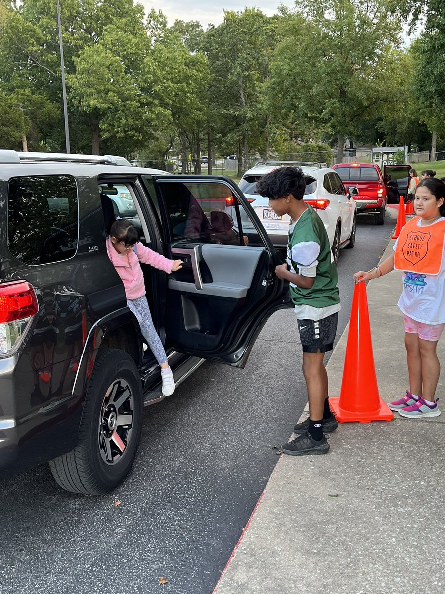 ElmwoodraidersF's tweet photo. Bonnie Grimes Alumni, current Elmwood Raiders Football players, were Car Line Greeters at their former elementary school this morning welcoming students. Go Grizzlies &amp; Go Raiders! @ElmwoodRaiders @RPS_Athletics @RogersMountieFB https://t.co/kL0LtGCKxt