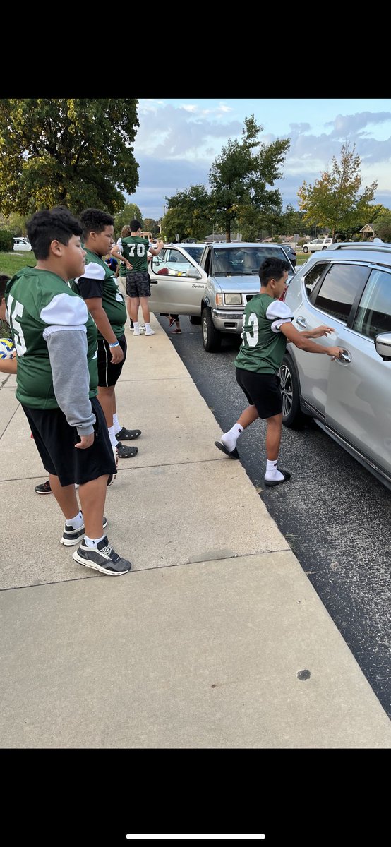 ElmwoodraidersF's tweet photo. Bonnie Grimes Alumni, current Elmwood Raiders Football players, were Car Line Greeters at their former elementary school this morning welcoming students. Go Grizzlies &amp; Go Raiders! @ElmwoodRaiders @RPS_Athletics @RogersMountieFB https://t.co/kL0LtGCKxt