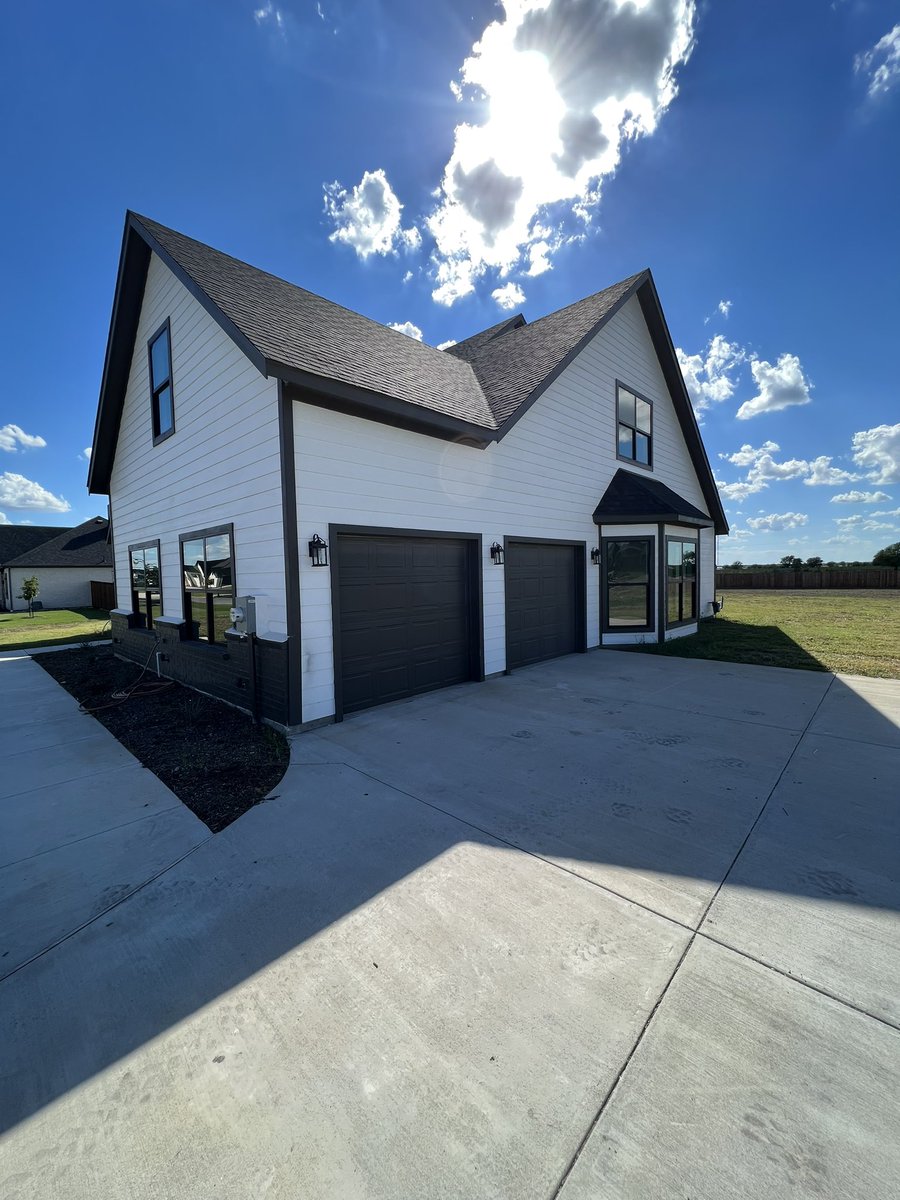benwegmann's tweet photo. Brand new living on an acre with 5 beds, a pool, and over 3,000 sqft! 🔥

$649,000 https://t.co/sXgWmOHhW6