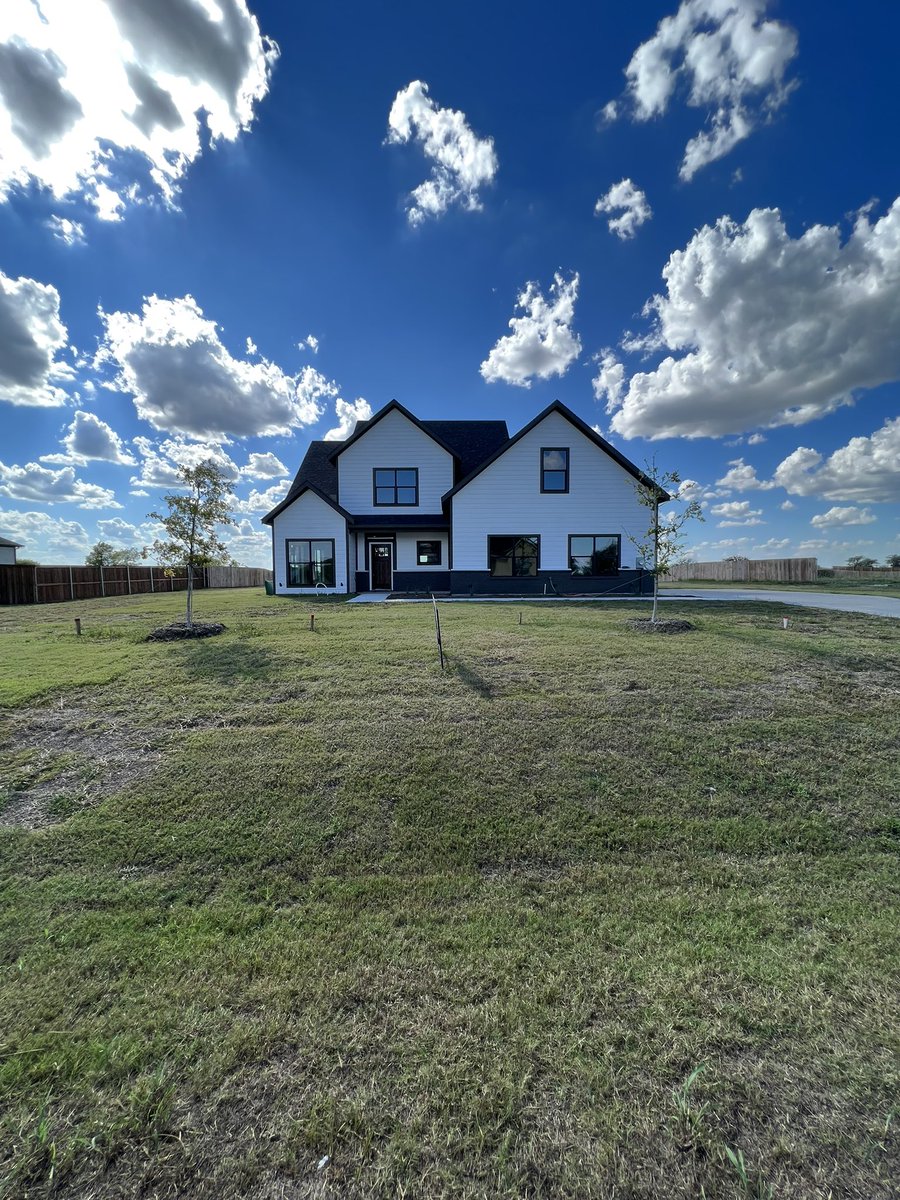 benwegmann's tweet photo. Brand new living on an acre with 5 beds, a pool, and over 3,000 sqft! 🔥

$649,000 https://t.co/sXgWmOHhW6