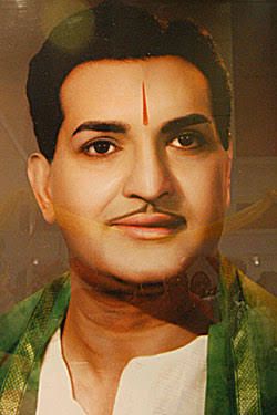 IamRohithNara's tweet photo. రాజకీయ కారణాలతో మహనీయుల పేర్లు మార్చటం హుందాతనం కాదు.NTR స్థాయిలో మరొకరు లేరు,రారు. ఆయన పేరు మార్చాలి అంటే తిరిగి ఆయన పేరే పెట్టాలి. ఇలాంటి పనులతో మీ స్థాయి దిగజారుతోంది తప్పితే ఆయన స్థాయికి ఏమి కాదు. జోహార్ NTR! https://t.co/nt2Li4ytIB