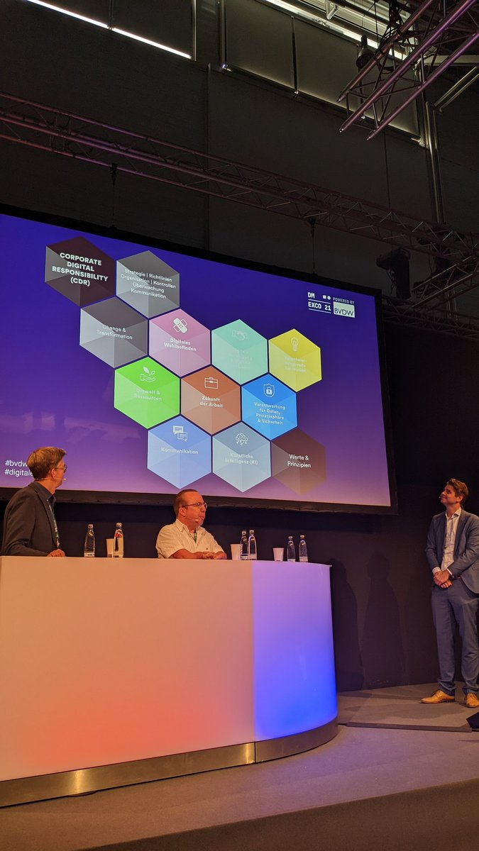 "Der erste Schritt für #CorporateDigitalResponsibility in Unternehmungen ist die Wiederentdeckung der eigenen Unternehmenswerte." Jakob Wößner von <a href="/Weleda_D/">Weleda Deutschland</a> auf der <a href="/dmexco/">DMEXCO</a> #dmexco22 #dmexco2022 #bvdw #cdr