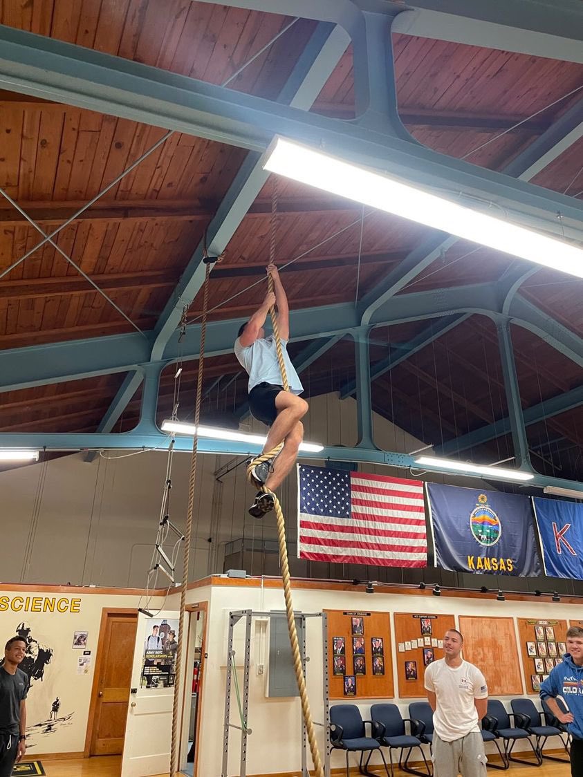 KU_ArmyROTC's tweet photo. Always pushing themselves, our Ranger Challenge Team practiced rope climbs today. Good technique and great motivation will help you get through the toughest obstacles.
#learntolead #3rdbdearmyrotc #3rdbrigadearmyrotc #3bde #leaderswanted #armyrotc #decidetolead #jayhawkbattalion https://t.co/A8DyK74MKP
