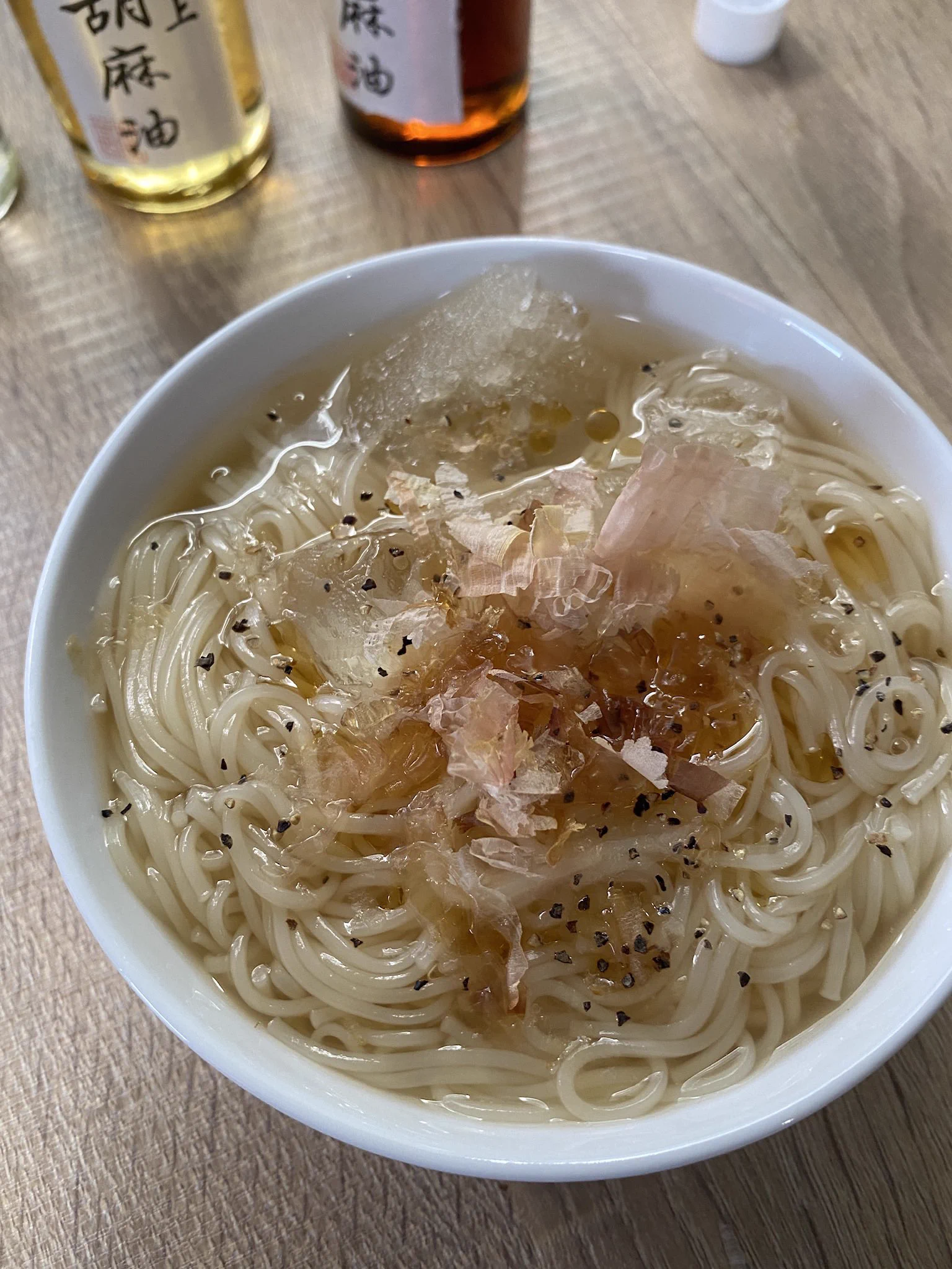 これマジで美味かった！
というか素麺の食べ方で一番好きかも。
今年夏の素麺がまだ余ってる人は絶対にやったほうが良いです！
なんなら素麺買ってきてやっても良いレベル。
ご馳走様でした！  
