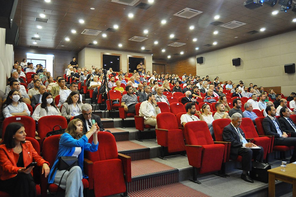 + <a href="/GunesderD/">Güneşder Derneği</a> Başkanı ve Hukukçu Av. <a href="/ciseldi/">Av. Çiğdem Şelli Dilek</a> ve <a href="/GunderSolar/">GÜNDER</a> Başkanı <a href="/kutaykaleli/">Kutay Kaleli</a> konuşmacı olarak katıldılar.