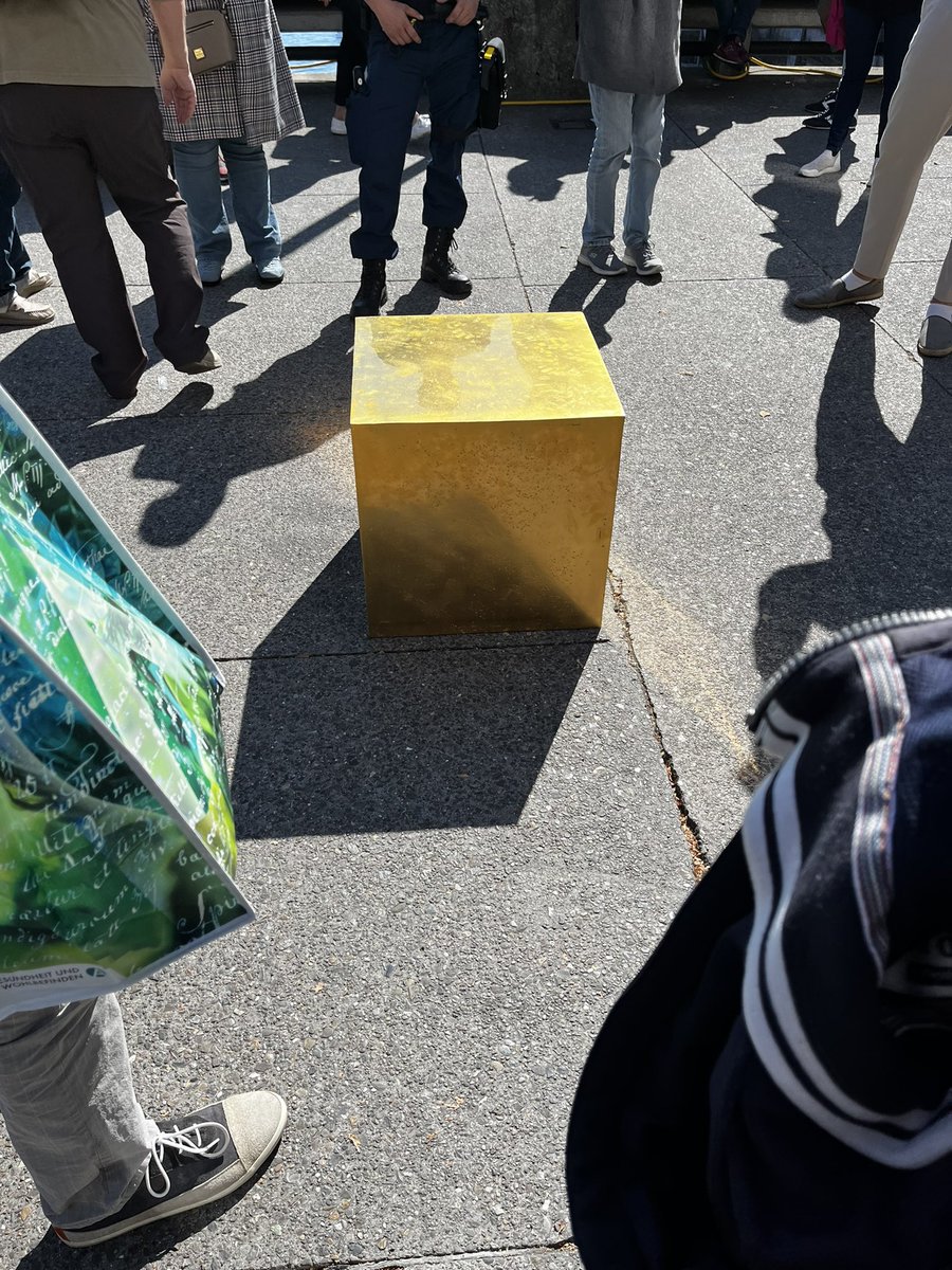 astiagrahmani's tweet photo. Volles #Gold in #Zürich 
— « The Castello CUBE »

Ein 186kg schwerer Würfel bleibt heute für den ganzen Tag am #Weinplatz (parallel #Limmatquai) zur Besichtigung.

Ein unverkäufliches Kunstwerk vom Künstler Niclas Castello.

@_niclascastello https://t.co/7EE0vPGzqi