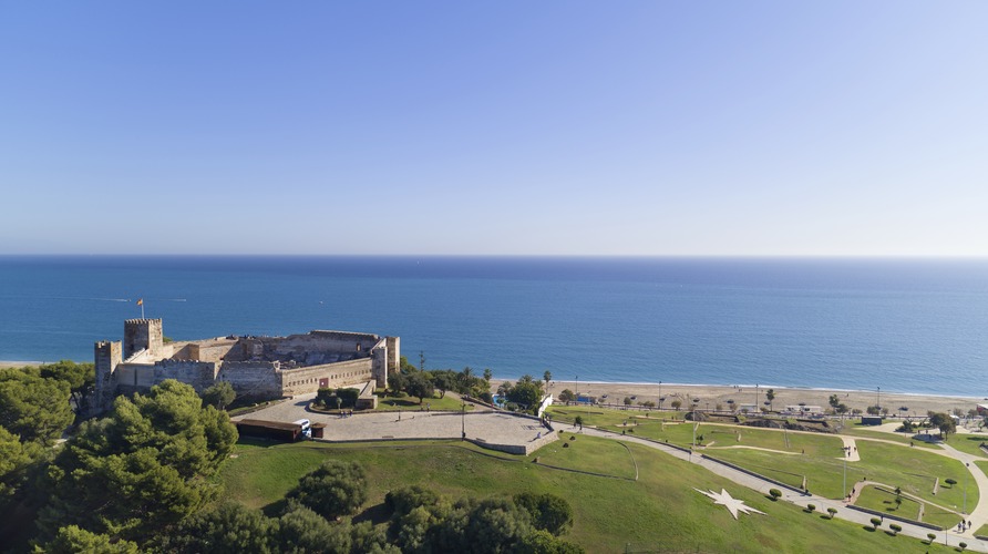 viveandalucia's tweet photo. Quizás te suene por sus festivales de música. El Castillo de Sohail, en Fuengirola (Málaga), se encuentra en un emplazamiento, ¡que quita el aliento! 

#Andalucia #ViveAndalucia #DateUnaAlegria https://t.co/grlW4poi1P