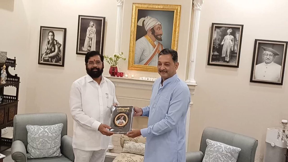 mieknathshinde's tweet photo. दिल्ली दौऱ्यावर असताना आज मराठा समाजाचे नेते आणि स्वराज्य संघटनेचे अध्यक्ष @YuvrajSambhaji यांची त्यांच्या दिल्लीतील निवासस्थानी सदिच्छा भेट घेतली. या भेटीत मराठा समाजाच्या अनेक प्रलंबित मागण्यांबाबतही सविस्तर चर्चा करण्यात आली. https://t.co/pbZtI3iwpB