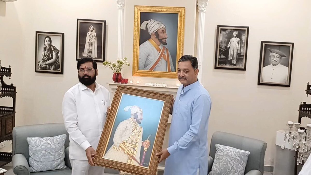mieknathshinde's tweet photo. दिल्ली दौऱ्यावर असताना आज मराठा समाजाचे नेते आणि स्वराज्य संघटनेचे अध्यक्ष @YuvrajSambhaji यांची त्यांच्या दिल्लीतील निवासस्थानी सदिच्छा भेट घेतली. या भेटीत मराठा समाजाच्या अनेक प्रलंबित मागण्यांबाबतही सविस्तर चर्चा करण्यात आली. https://t.co/pbZtI3iwpB