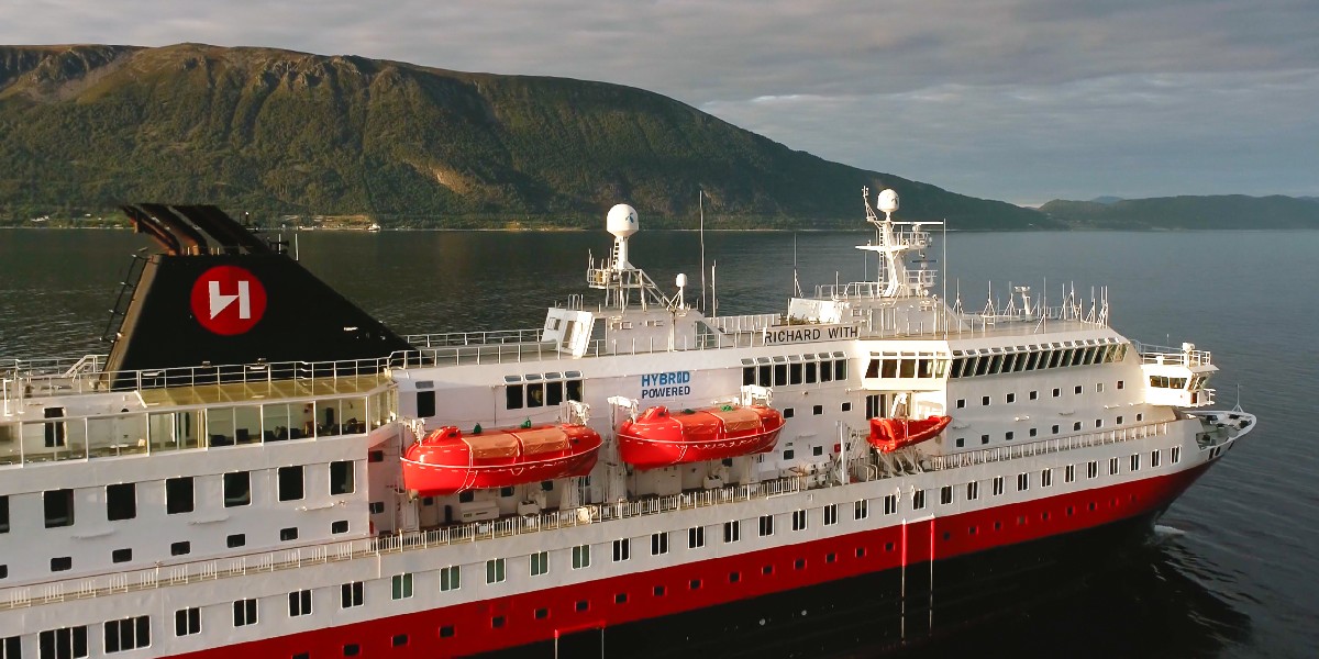 🌱GREEN NEWS: We've launched our first environmentally-upgraded battery-hybrid powered ship! MS Richard With is the first of seven ships in our fleet to be upgraded to significantly reduce both CO2 and Nitrogen oxide (NOx) emissions. Learn more: press.hurtigruten.com/pressreleases/…