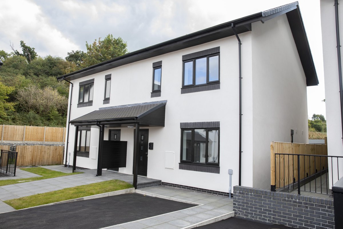 CartrefiConwy's tweet photo. Our new energy efficient homes in Llanrwst are looking pretty spectacular, even if we do say so ourselves! 

And what makes them extra special is that their timber frames were built in our own @CreatingE factory https://t.co/eXbyhVuEIB
