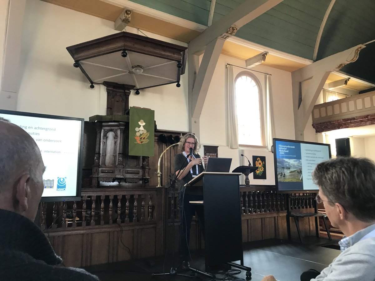 SpringtijNL's tweet photo. In de sessie ‘Een Pact voor klimaatonderzoek?’
namen @HeleendeConinck, Gerard van der Steenhoven (@KNMI ) en Marjolein Haasnoot (@deltares ) het publiek mee in hun plannen voor instituut KIN, dat verschillende klimaatonderzoekers samenbrengt om meer te kunnen activeren. https://t.co/t1NQQB8uFT