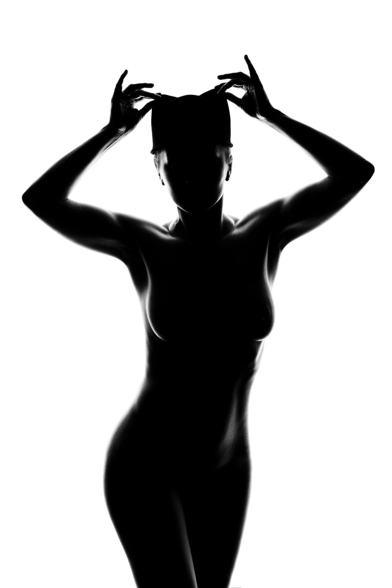 serg05051983's tweet photo. GD world! ✌️😎

This picture is of my wife😁
I captured her naked, but at the same time left a mystery 🖤

All this for you and @SeedPhoto 
#nft #NFTs #NFTartist #nftarti̇st 

Can be bought here: https://t.co/GY0DdR0bpG https://t.co/XsB80eqCOG