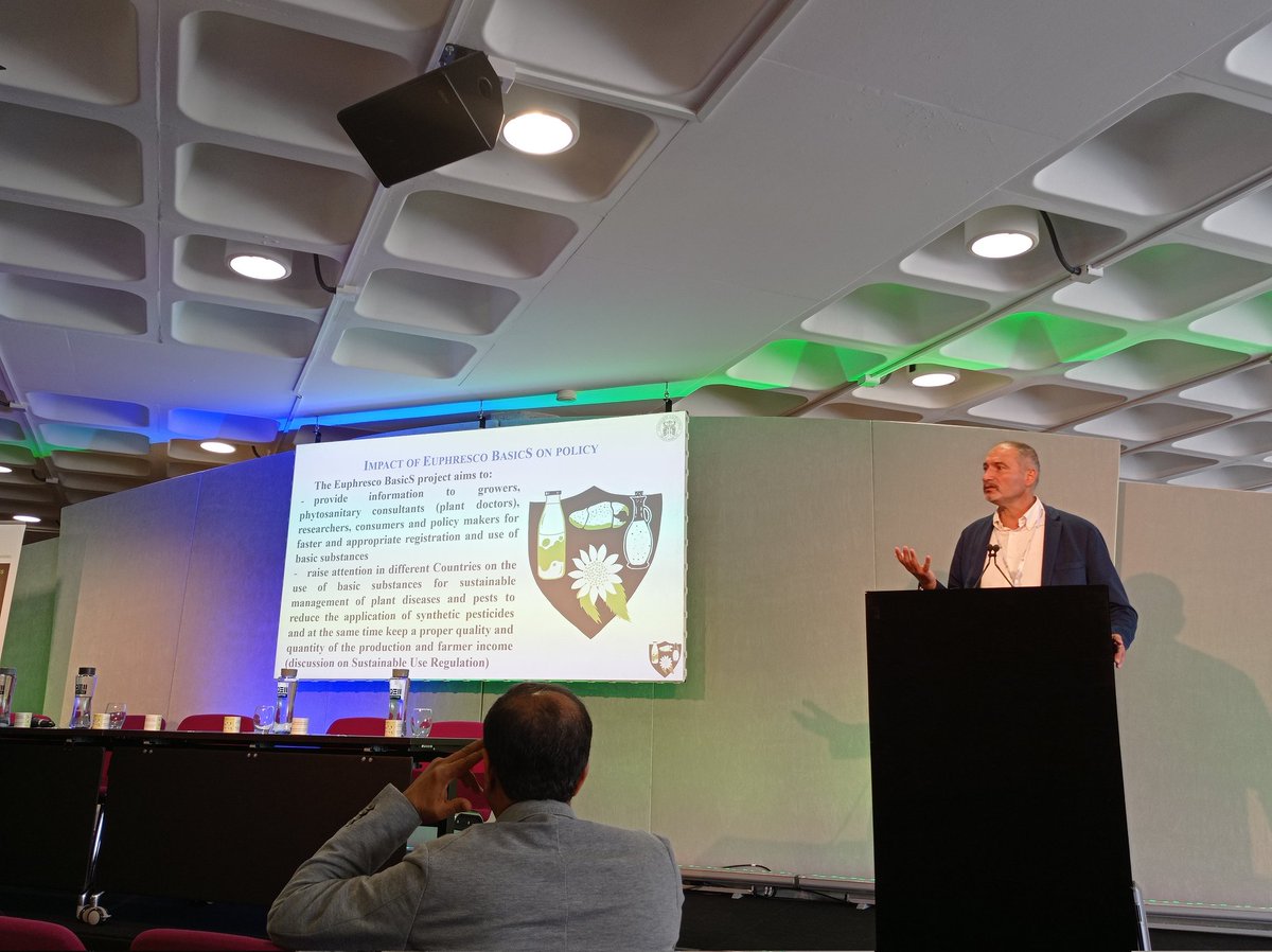 pestsurvey's tweet photo. #London. Prof. Gianfranco Romanazzi sta parlando delle potenzialità di applicazione delle sostanze di base.
#PlantHealthConference 
@Aipp1992 @GianfRomanazzi https://t.co/deCusYItA1