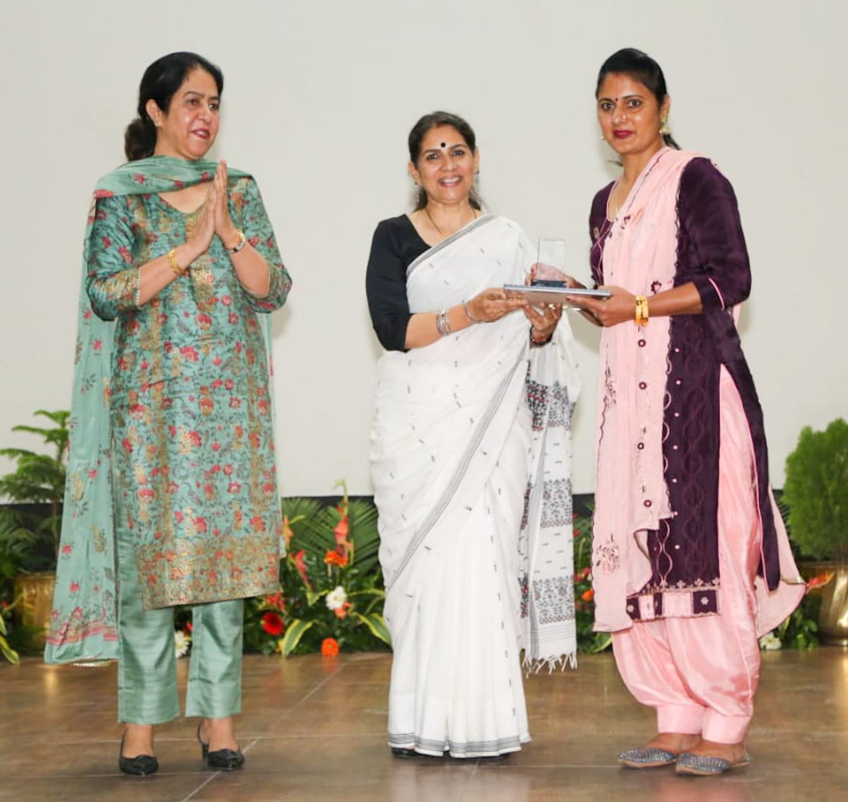 NorthernComd_IA's tweet photo. #HappyMindHealthyMind 

Mrs Sunita Dwivedi, Regional President #AWWA released the #AWWA booklet on rights of  women &amp; felicitated the Polaris Awardees on the second day of Command Augmented Wellness Support Seminar. 

#IndianArmy
@adgpi
@Whiteknight_IA
@OfficialAwwa https://t.co/i5RK3Efr4l