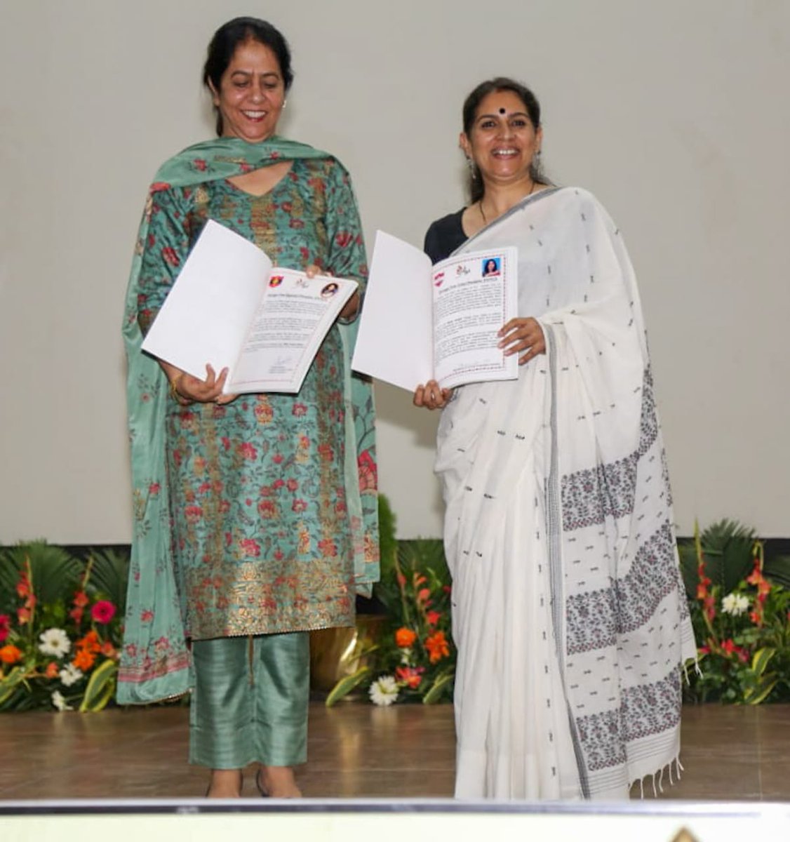 NorthernComd_IA's tweet photo. #HappyMindHealthyMind 

Mrs Sunita Dwivedi, Regional President #AWWA released the #AWWA booklet on rights of  women &amp; felicitated the Polaris Awardees on the second day of Command Augmented Wellness Support Seminar. 

#IndianArmy
@adgpi
@Whiteknight_IA
@OfficialAwwa https://t.co/i5RK3Efr4l