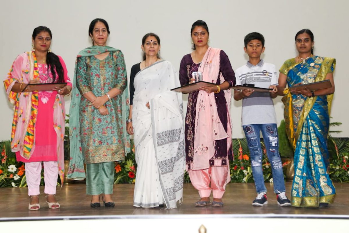 NorthernComd_IA's tweet photo. #HappyMindHealthyMind 

Mrs Sunita Dwivedi, Regional President #AWWA released the #AWWA booklet on rights of  women &amp; felicitated the Polaris Awardees on the second day of Command Augmented Wellness Support Seminar. 

#IndianArmy
@adgpi
@Whiteknight_IA
@OfficialAwwa https://t.co/i5RK3Efr4l