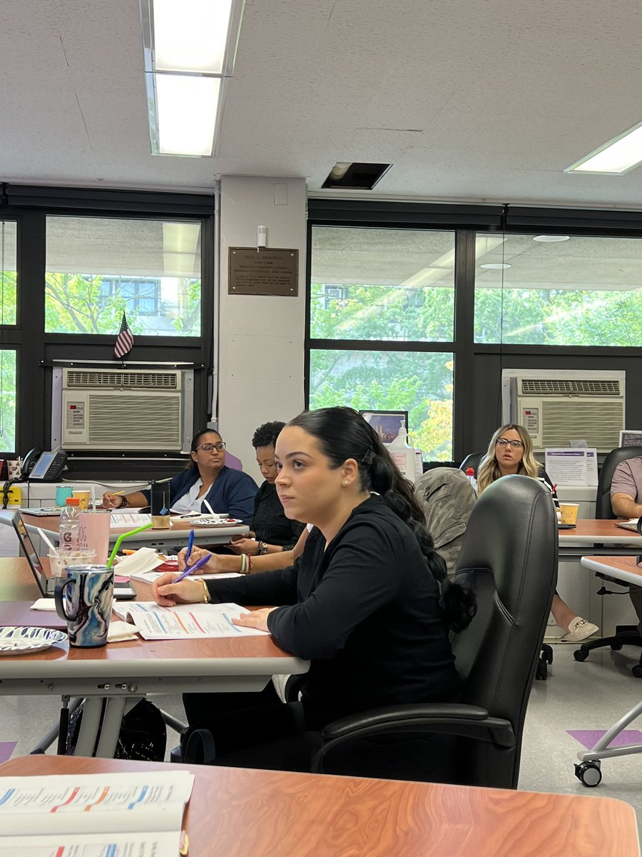 RoTierno's tweet photo. The incomparable @mssackstein #leadstheway for our second @TheSocialCore #impactteam (Year 1s) @TottenvillehsI We love a good Foundation Day💜 @CSD31SI @DrMarionWilson @bloomberg_paul https://t.co/RnM6UwGSkt