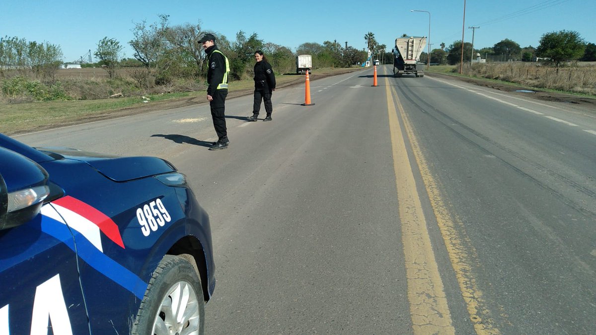 RedSegVial's tweet photo. ⚠️Atención.
➡️Se realizan desvíos de tránsito pesado por trabajos sobre puente del km 5 de #RP91 #Serodino.
🚔PSV realiza desvíos en los siguientes puntos:
📍#RP10 y acceso a Serodino
📍#RP91 y acceso a Andino
📍#RP91 y acceso a peaje Villa La Rivera
🚧Circular con precaución. https://t.co/4Nhsi1afqL