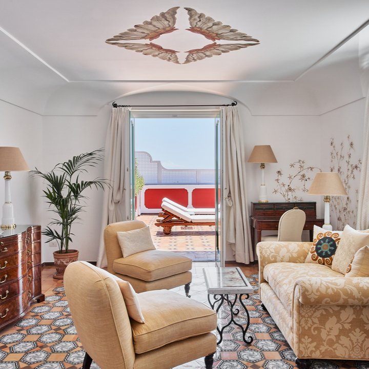 Welcome to Room 93 - where Italian seaside simplicity meets charm and elegance.

#LeSirenuse
📷: @brechenmacher_baumann