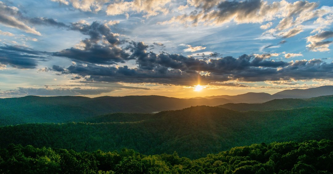 Fall is here, and we’re ready to take you on a mountain weekend adventure. From the Great Smoky Mountains to the Appalachian Mountains, there’s a getaway waiting for you. #AeroVanti #FirstDayOfFall #FlyPrivate