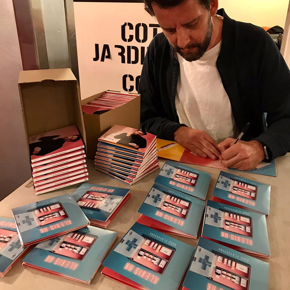 Chers tous,
Les premières précommandes sont parties au courrier.
Ça fait plaisir de retrouver les noms des fidèles qui guettent chaque nouvel album avec assiduité, et découvrir de nouveaux conquis ou curieux.
Je vous embrasse,
Alexis

#boboplayground