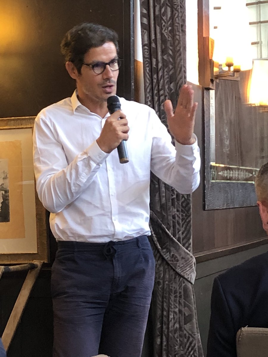 JulienFaivre5's tweet photo. Échanges passionnants avec @mathieu_gallet dans le cadre des déjeuners passerelles de #Dextera ! Un formidable parcours de vie,semé de réussites et d’embûches, au plus proche du pouvoir @DEXTER15 
@EdBouquins #jeuxdepouvoir https://t.co/G6eHq6bMqE