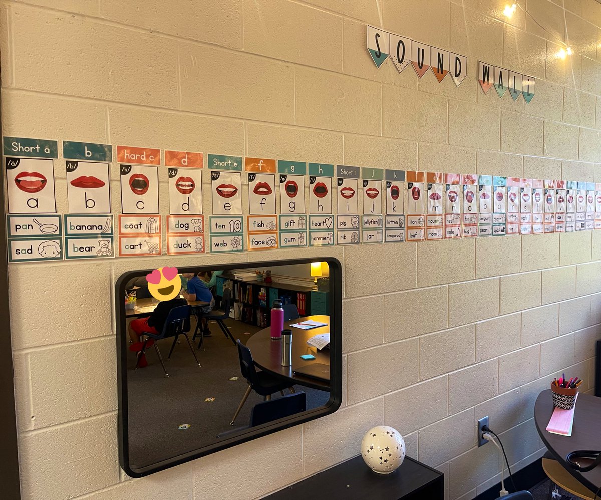 McKenzieSGay's tweet image. Also, checkout how @StephT2001 set up her room to not only be welcoming/inviting, but also maximized the space to include visuals for reading!! 😍😍
📚👩‍🏫🔠✨
#MultiSensoryInstruction #Fundations #PhonemicAwareness 
@HeggertyPA @wilsonlanguage @karenosterhoud1 @lewis_lions