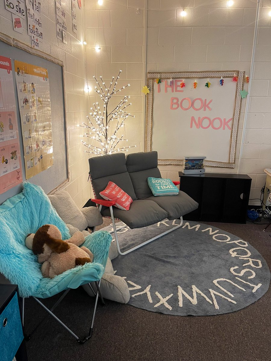 McKenzieSGay's tweet image. Also, checkout how @StephT2001 set up her room to not only be welcoming/inviting, but also maximized the space to include visuals for reading!! 😍😍
📚👩‍🏫🔠✨
#MultiSensoryInstruction #Fundations #PhonemicAwareness 
@HeggertyPA @wilsonlanguage @karenosterhoud1 @lewis_lions