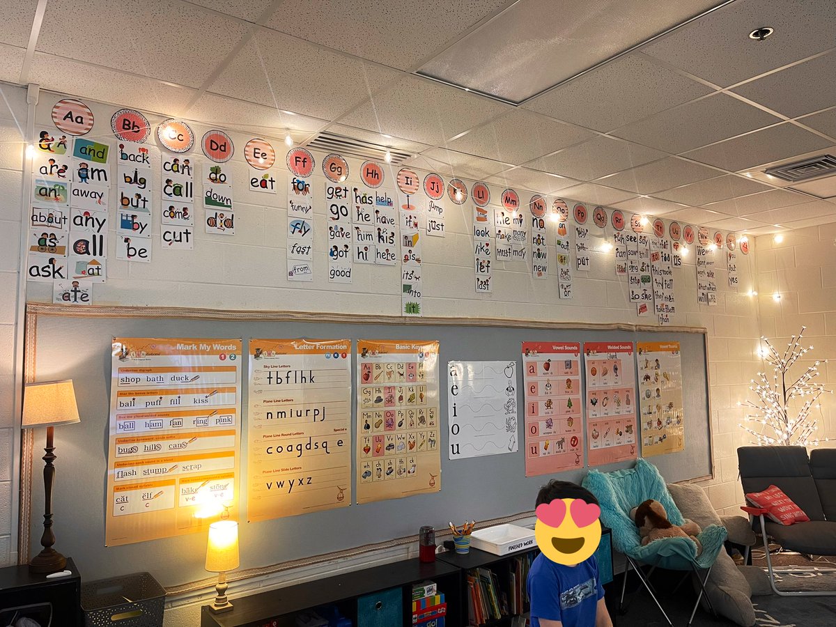 McKenzieSGay's tweet image. Also, checkout how @StephT2001 set up her room to not only be welcoming/inviting, but also maximized the space to include visuals for reading!! 😍😍
📚👩‍🏫🔠✨
#MultiSensoryInstruction #Fundations #PhonemicAwareness 
@HeggertyPA @wilsonlanguage @karenosterhoud1 @lewis_lions