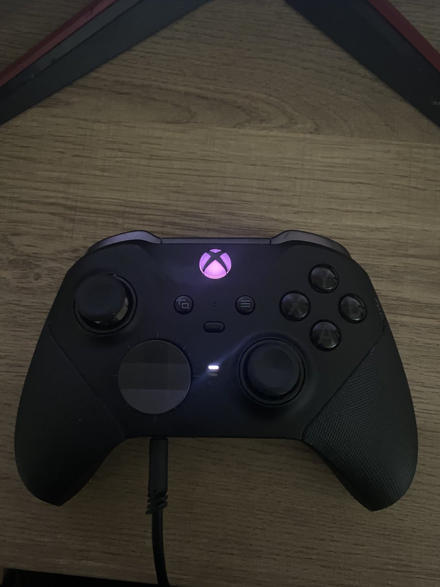 Xbox released an update today, you can now change the color of your home button on your elite controller 🤌🏼