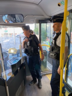 PoliceNat34's tweet photo. [#SécuritéDuQuotidien] A #Béziers, nos 👮👮‍♀️ sont présents pour votre #sécurité ds les transports en commun, lignes 🚌 #BEEMOB
Opération conjointe @policenat34 @PoliceMun  #Beemob #Sécurisation
👉Points fixes aux arrêts des différentes lignes 
👉Contacts avec machinistes &amp; usagers https://t.co/G6X61LxxSI