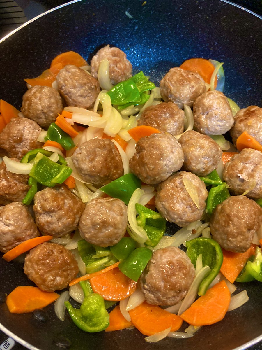shippo0108's tweet photo. 大きな肉団子🧆
今回は庭で撮れたピーマンを使い甘酢団子を作りました♪
あっという間に完食❗️😋
#おうちごはん 
#料理記録 
#甘酢団子 
#手作り
#料理好きな人と繋がりたい https://t.co/dQ7gXBHLz5
