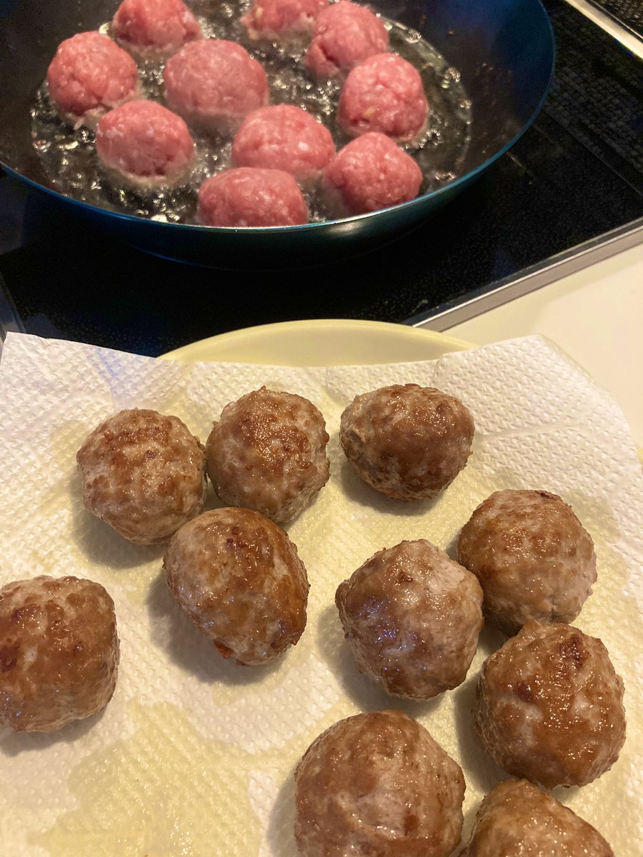 shippo0108's tweet photo. 大きな肉団子🧆
今回は庭で撮れたピーマンを使い甘酢団子を作りました♪
あっという間に完食❗️😋
#おうちごはん 
#料理記録 
#甘酢団子 
#手作り
#料理好きな人と繋がりたい https://t.co/dQ7gXBHLz5