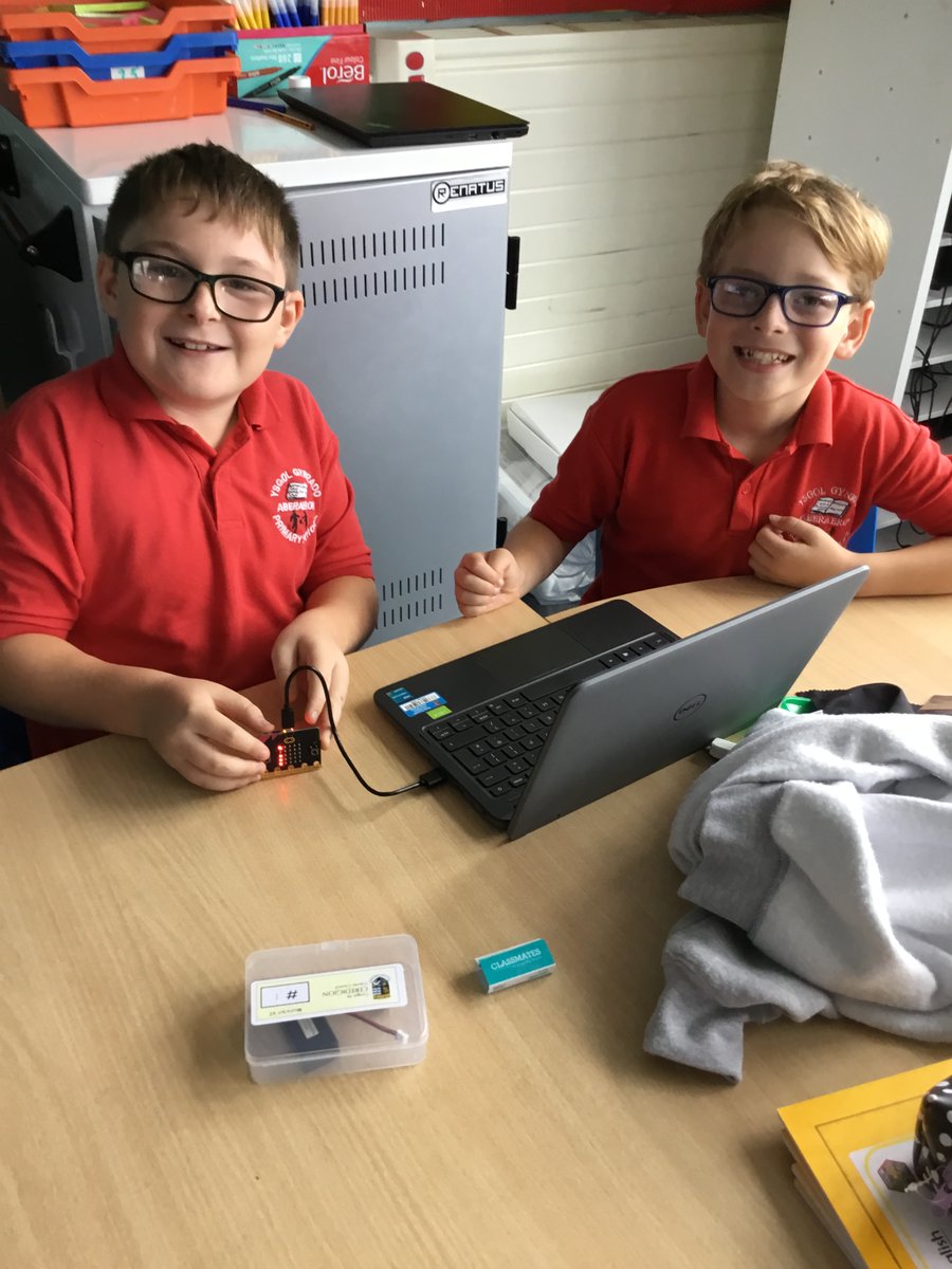 Ysgol_Aberaeron's tweet photo. Ma hi'n Wythnos Codio Cendlaethol! Ma' Blwyddyn 4 wedi bod yn codio gweithgareddau yn ymwneud ag Owain Glyndwr heddi gan ddefnyddio Microbits / It is National Coding Week. Year 4 have been coding by using Microbits. #codio #dysgudigiol #mwynhau @ErylJones12 https://t.co/ctOVHreUNy