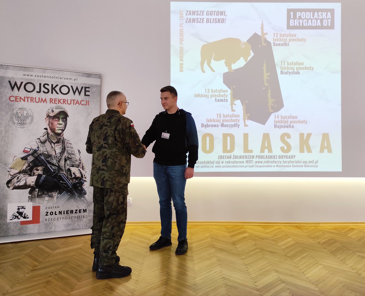 WCR_Bielsk_Podl's tweet photo. Rozmowy weryfikacyjne, badania i finalne powołania kolejnych szczęśliwców w WCRze w Siemiatyczach - jedynym WCRze w Polsce 🇵🇱 gdzie spotykamy się w obiekcie cywilnym❗
OFERTA❓
👉#DobrowolnaZSW w @Zelazna_Dywizja @1WBPanc #18Plog #18bdow oraz #18pr
👉#TerytorialnaSW w #1PBOT https://t.co/xe0CRYQNFS