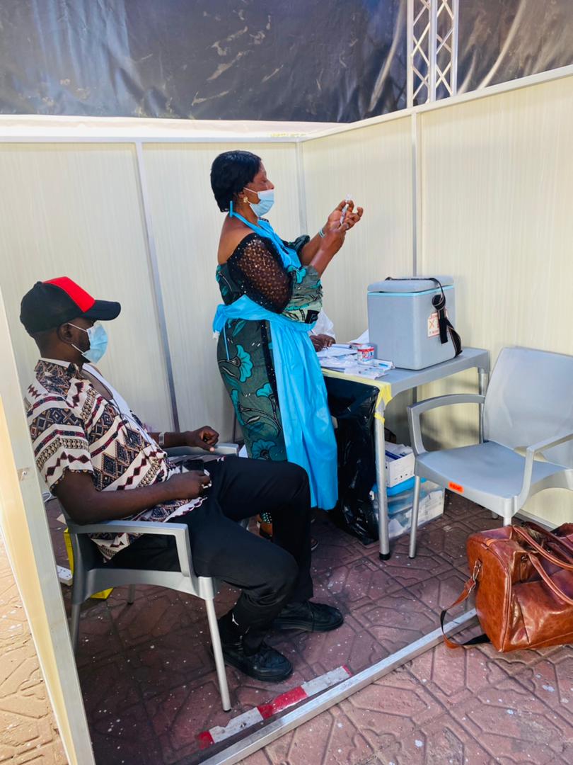 rickimira2's tweet photo. @crrdc1 mobilizes over 200 volunteers for the kick start of the @AfricaCDC @MastercardFdn COVID19 program in Kinshasa and Lualaba provinces DRC. Getting vaccines  closer to communities is our @RCRC focus. @IFRCAfrica https://t.co/5iOdiGIV5n