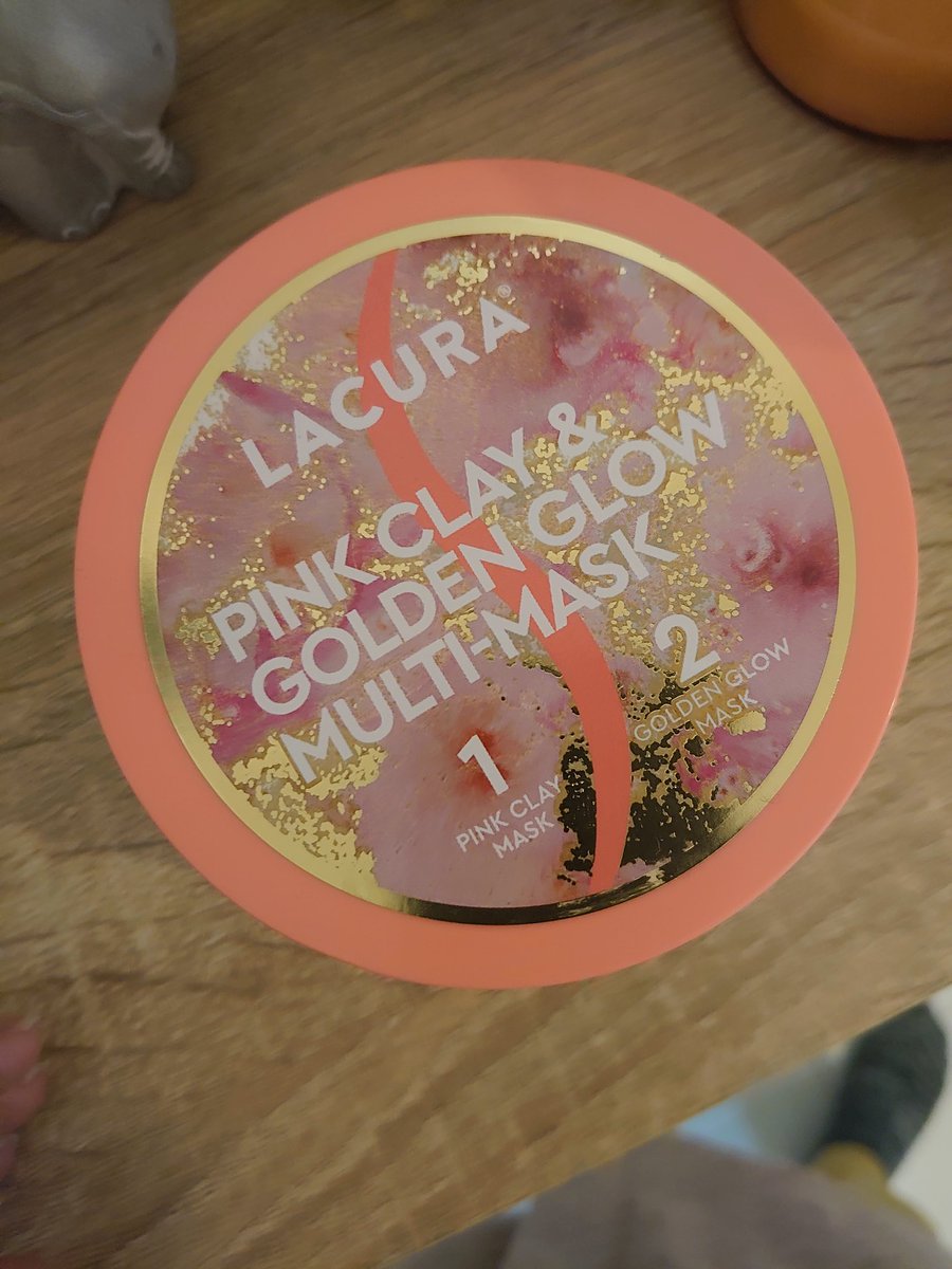 anythingjo's tweet photo. This stuff is amazing @AldiUK quarter the price of the luxurious and brilliant Sand &amp; Sky range but the results are just as phenomenonal x https://t.co/4mSs1CFoWS