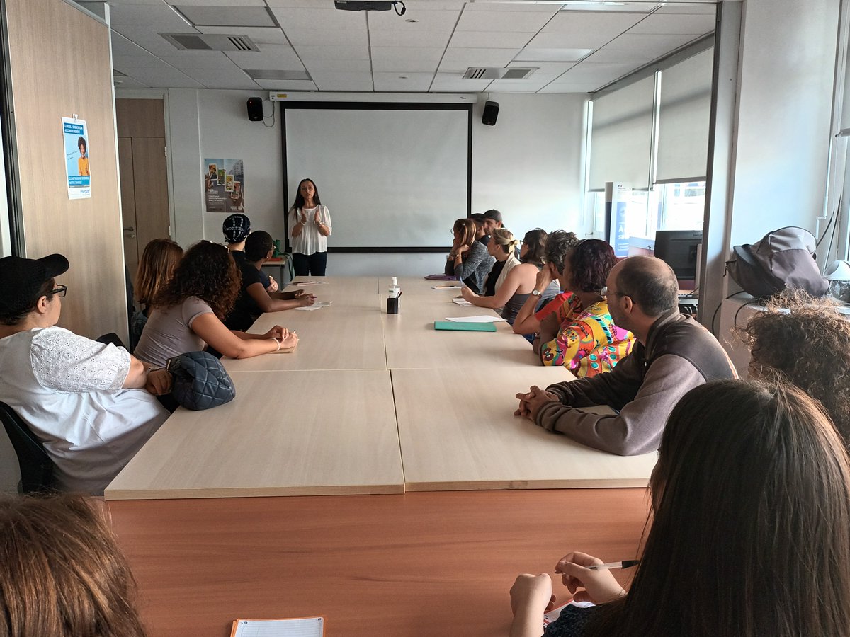 ChrisHARNEQUAUX's tweet photo. La ville de #Toulon fait confiance à @poleemploi_VAR  pour le recrutement des #animateurs et #animatrices en centre aéré et accueil périscolaire. 1⃣9⃣ candidat(e)s intéressé(e)s et motivé(e)s ont pu échanger avec l'employeur en direct. #TousMobilises https://t.co/oZnDEEIBJG